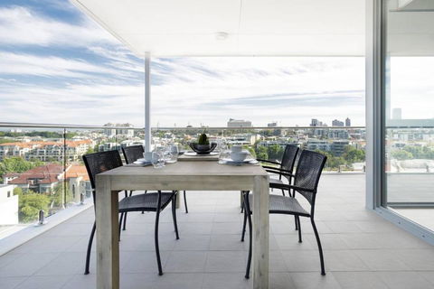 Minimalist Penthouse Condo With Skyline Vistas - Foster Accommodation 0