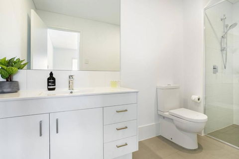 Minimalist Penthouse Condo With Skyline Vistas - Foster Accommodation 3