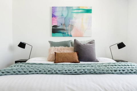 Minimalist Penthouse Condo With Skyline Vistas - Foster Accommodation 1