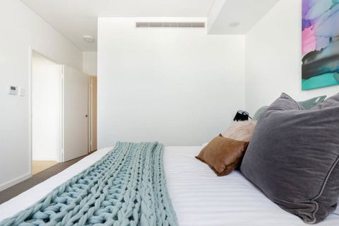 Minimalist Penthouse Condo With Skyline Vistas - Foster Accommodation 2