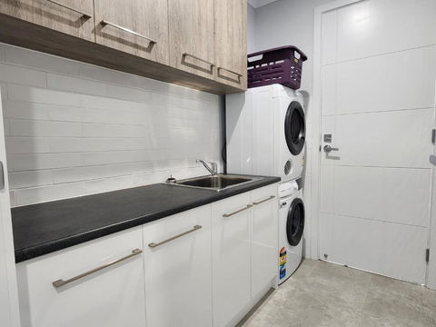 Minutes To The Beach! King Bed With TV, Spa Bath - Foster Accommodation 2