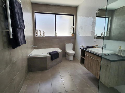 Minutes To The Beach! King Bed With TV, Spa Bath - Foster Accommodation 1
