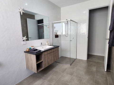 Minutes To The Beach! King Bed With TV, Spa Bath - Foster Accommodation 3