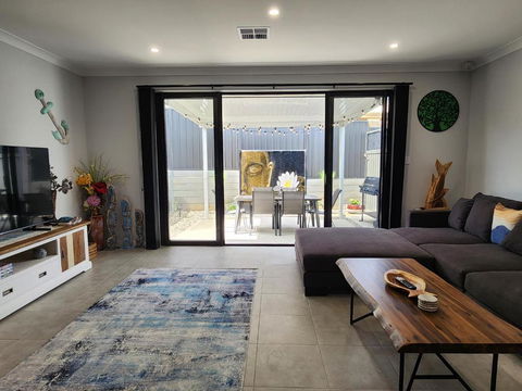 Minutes To The Beach! King Bed With TV, Spa Bath - Foster Accommodation 0