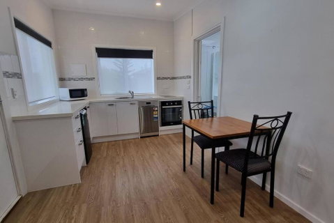Modern 1 Bedroom Studio Free Parking Close To CBD - Foster Accommodation 0
