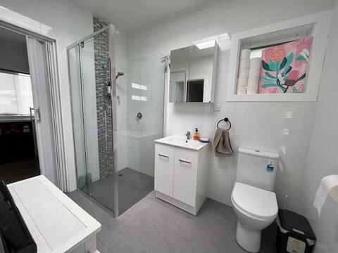 Modern 1 Bedroom Studio Free Parking Close To CBD - Foster Accommodation 1