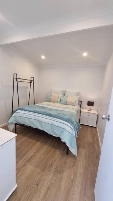 Modern 1 Bedroom Studio Free Parking Close To CBD - Foster Accommodation 2