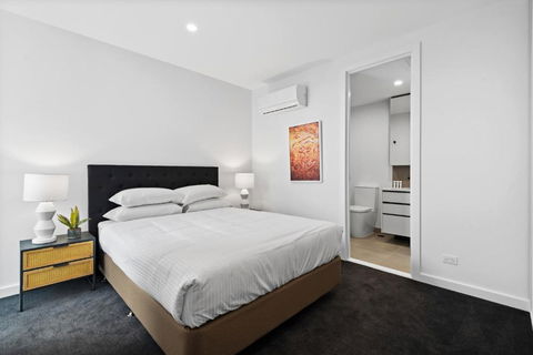 Modern Apartment On Burgundy Precinct & Parklands - Foster Accommodation 3
