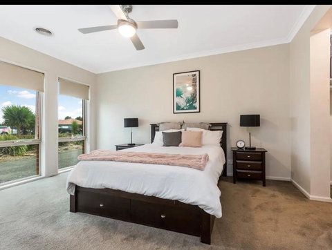 Modern Family Home With Pool - Foster Accommodation 3