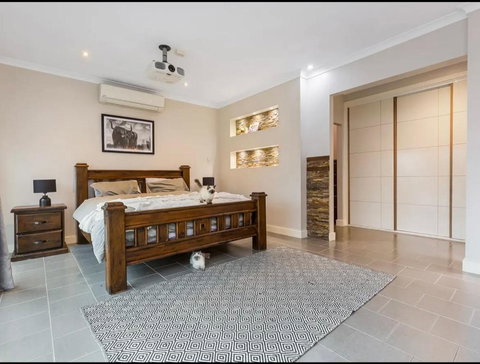 Modern Family Home With Pool - Foster Accommodation 2