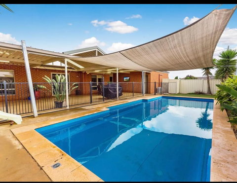 Modern Family Home With Pool - Foster Accommodation 0