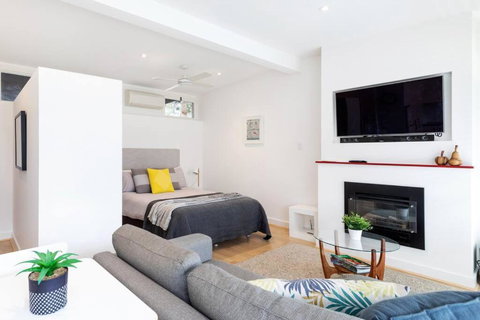 Modern Stylish Self-contained Studio Apartment - Foster Accommodation 0