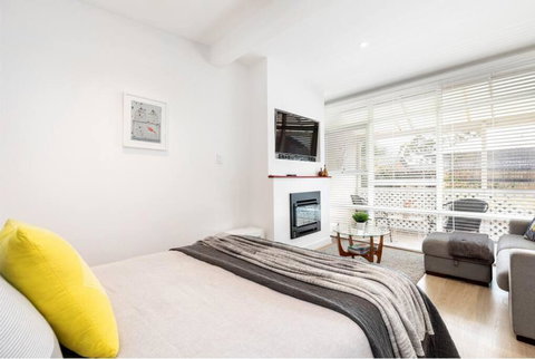Modern Stylish Self-contained Studio Apartment - Foster Accommodation 2