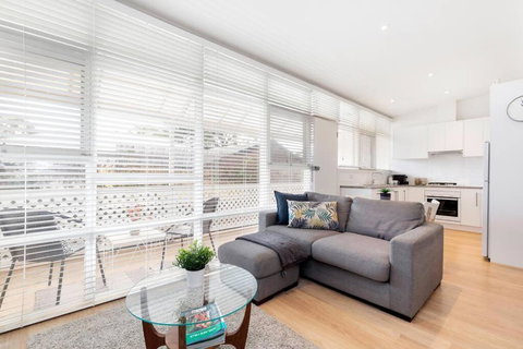 Modern Stylish Self-contained Studio Apartment - Foster Accommodation 3