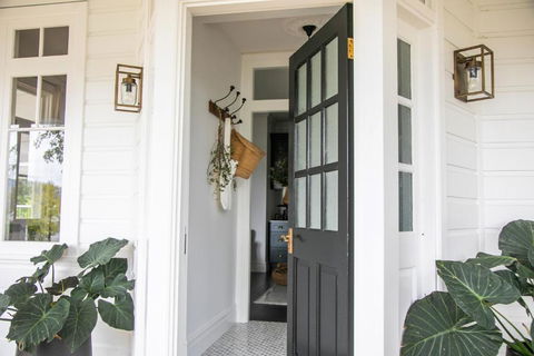Narraweema Guesthouse - Historic Luxury BnB Retreat - Foster Accommodation 2