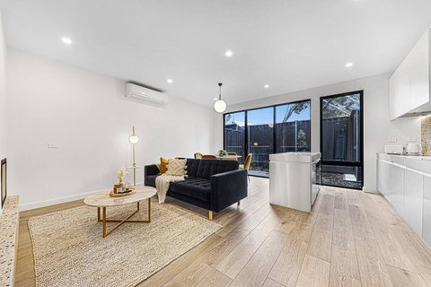 Ned-2B2B-Effortless Bayside Living-Brighton East - Foster Accommodation 0