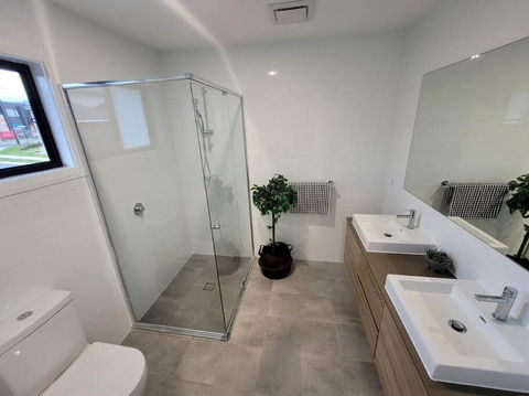 New 5 Bedroom House In Rousehill - Foster Accommodation 2