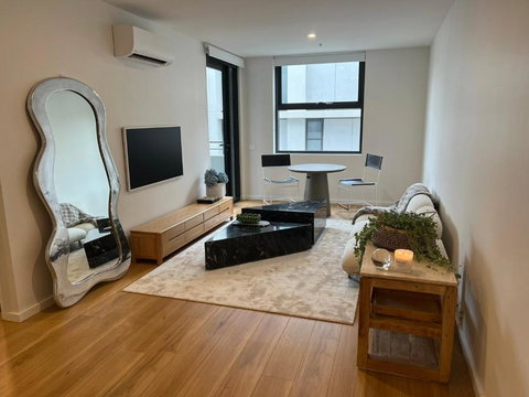 NEW BOUTIQUE 1bd Apt - Foster Accommodation 0