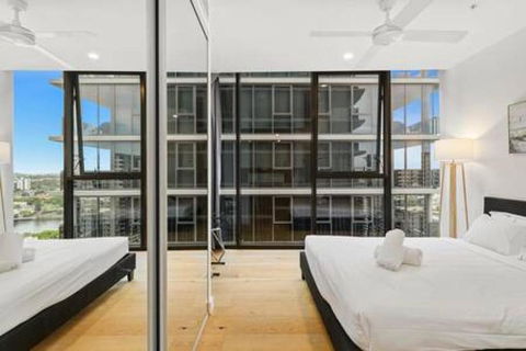 NEW Centrally Located High Level Studio Apartment - Foster Accommodation 1
