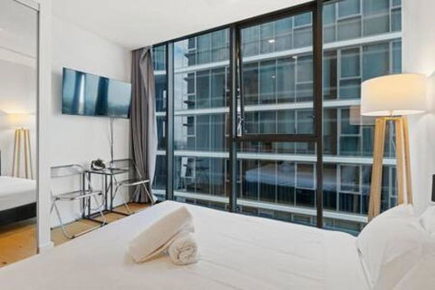 NEW Centrally Located High Level Studio Apartment - Foster Accommodation 2