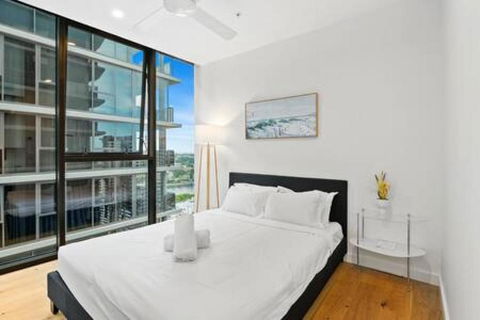 NEW Centrally Located High Level Studio Apartment - Foster Accommodation 3