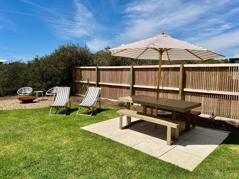 NEW Magpie Sands - 3 Bedroom Home - Downstairs Only, 1 Min Walk To Aldinga Beach - Foster Accommodation 3