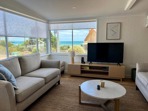 NEW Magpie Sands - 3 Bedroom Home - Downstairs Only, 1 Min Walk To Aldinga Beach - Foster Accommodation 2