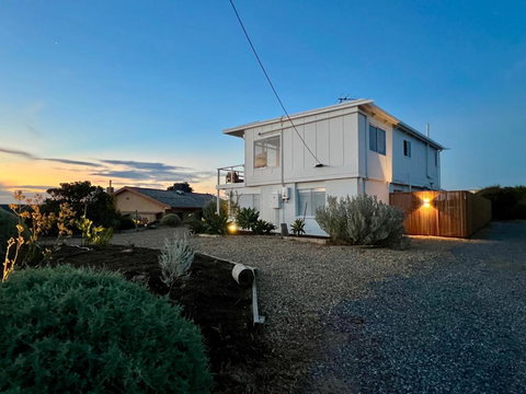 NEW Magpie Sands - 3 Bedroom Home - Downstairs Only, 1 Min Walk To Aldinga Beach - Foster Accommodation 1