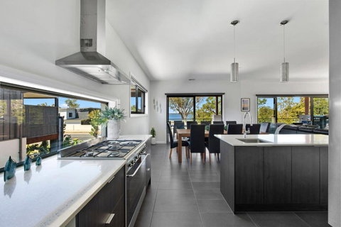 NEW - Sunrise Waters Holiday House - Foster Accommodation 1
