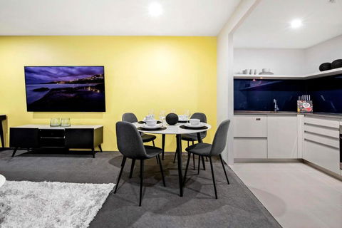 OCEAN VIEW - One Bedroom Spa Apartment - Circle On Cavill - Self Contained, Privately Managed - Foster Accommodation 3