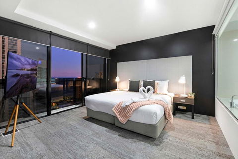 OCEAN VIEW - One Bedroom Spa Apartment - Circle On Cavill - Self Contained, Privately Managed - Foster Accommodation 0