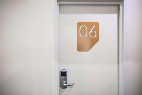 Nightcap At High Flyer Hotel - Foster Accommodation 2