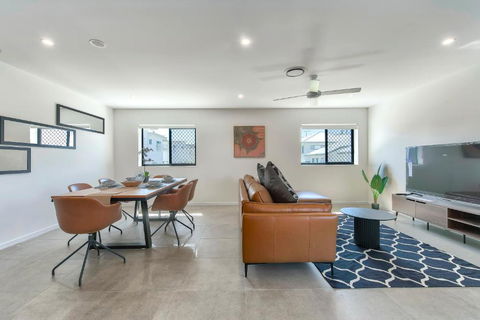 Newly Spacious Top Floor Good View Apartment - Foster Accommodation 2