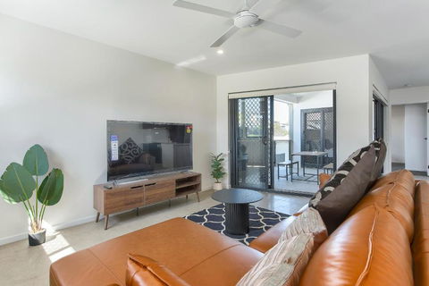 Newly Spacious Top Floor Good View Apartment - Foster Accommodation 1
