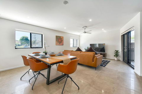Newly Spacious Top Floor Good View Apartment - Foster Accommodation 3