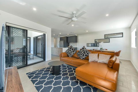 Newly Spacious Top Floor Good View Apartment - Foster Accommodation 0