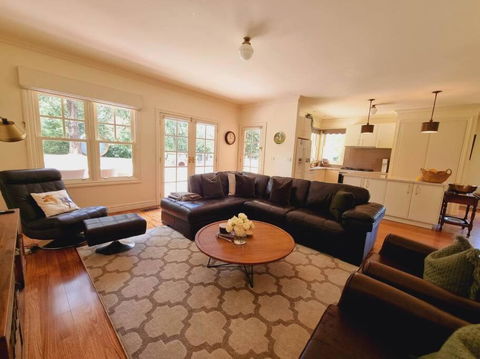 Noonan House, 5 Bedrooms. Hop & Skip To Town - Foster Accommodation 2