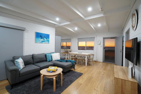 OCEA84 - Quinns Beach Shack: Ocean Views - Foster Accommodation 0