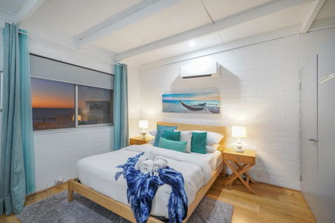 OCEA84 - Quinns Beach Shack: Ocean Views - Foster Accommodation 2