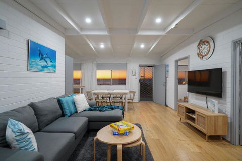 OCEA84 - Quinns Beach Shack: Ocean Views - Foster Accommodation 3