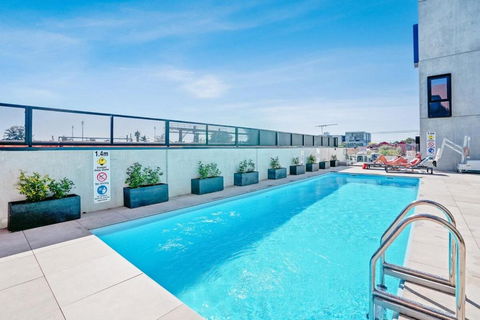 Ovation - New Footscray Apt W Parking & Pool - Foster Accommodation 1