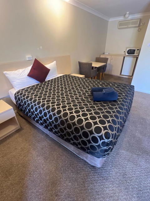 OVERLANDER MOTOR LODGE - Foster Accommodation 1