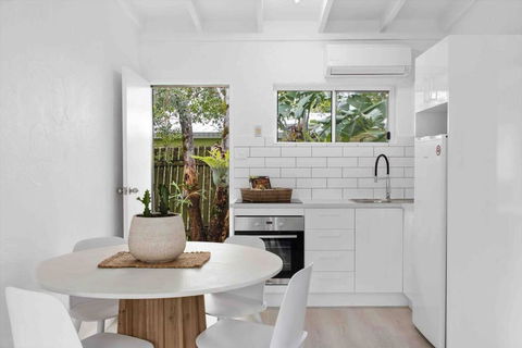 PA2 Stunning Sunshine Beach Apt Pets Welcome - Foster Accommodation 2