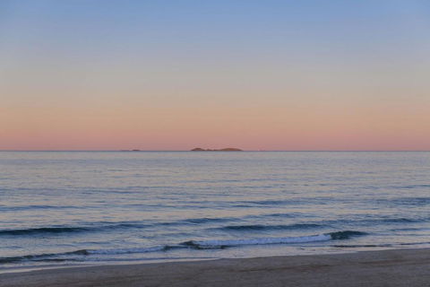 Pacific Dawn On The Beach One - Foster Accommodation 3