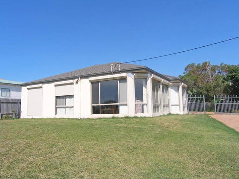 ORSO1O - Water View House - Foster Accommodation 0