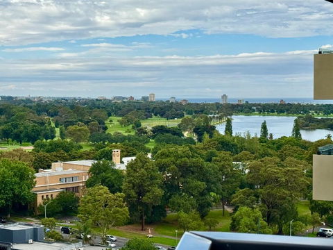 Panoramic View - Albert Park Lake & Shrine Views - Foster Accommodation 0