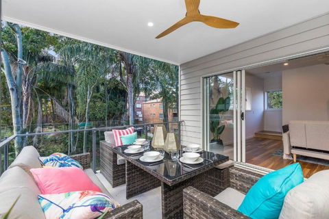 Park Avenue Townhouse Retreat Brisbane Sleeps 10 - Foster Accommodation 2