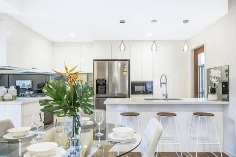 Park Avenue Townhouse Retreat Brisbane Sleeps 10 - Foster Accommodation 1