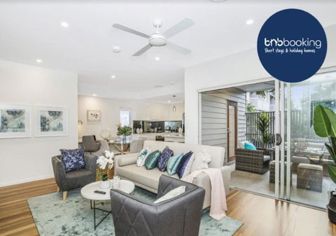 Park Avenue Townhouse Retreat Brisbane Sleeps 10 - Foster Accommodation 0