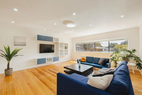 Parkside House By GoodLive - Foster Accommodation 1